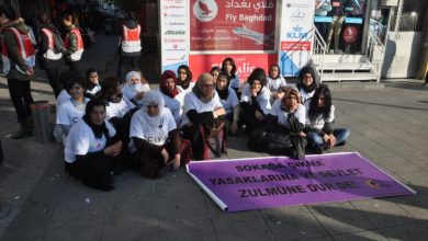 kadinlar sokaga cikma yasagini protesto etti