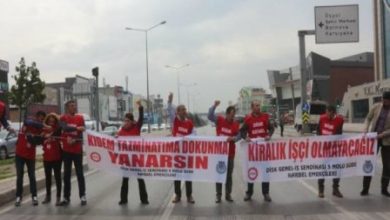 İşçiler yolu trafiğe kapatarak eylem gerçekleştirdi