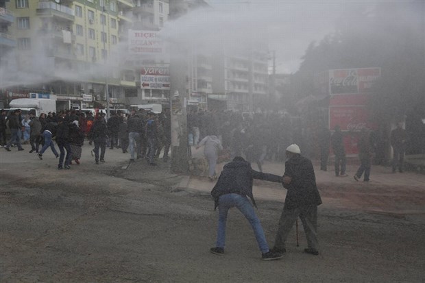 silvan da newroz kutlamasina polis saldirdi