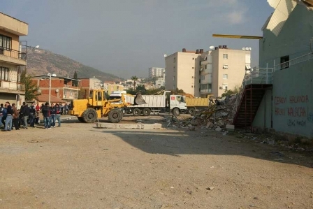 Bayraklı Cemevinin salonu şafak baskınıyla yıkıldı