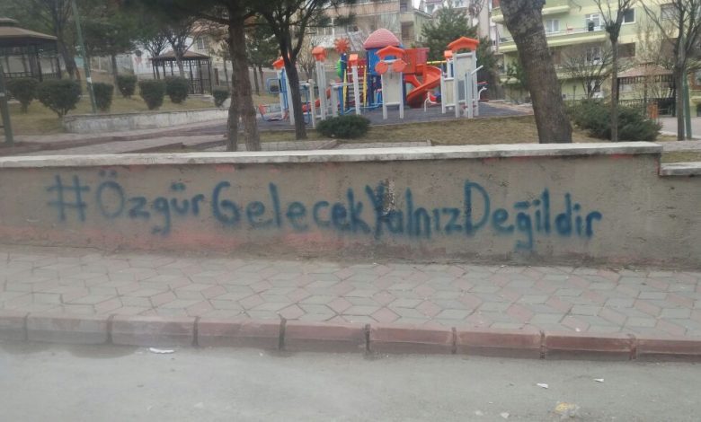 ozgur gelecek yalniz degildir