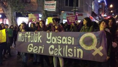 kadınlar yasa tasarısını protesto ettiler