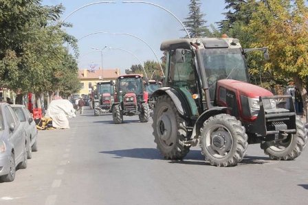 karamanda çiftçilerden traktörlerle eylem